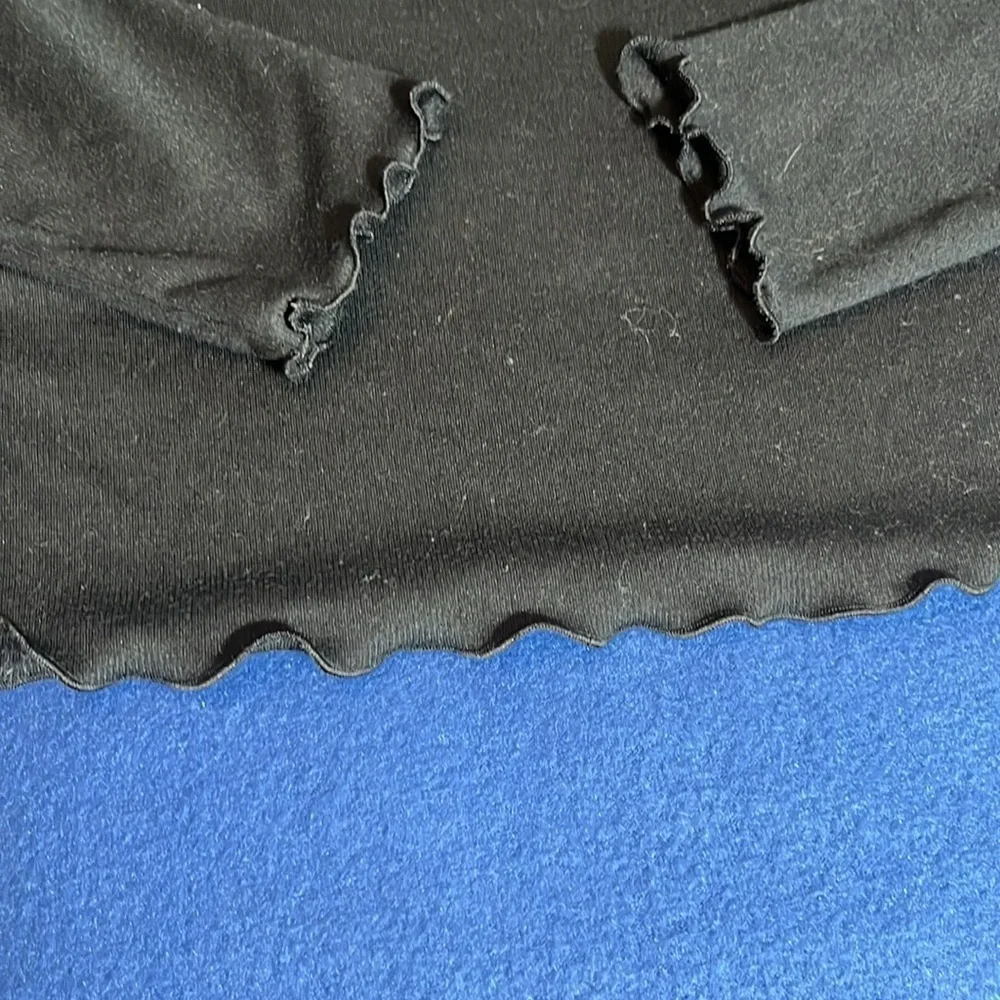 Black ruffle neck crop